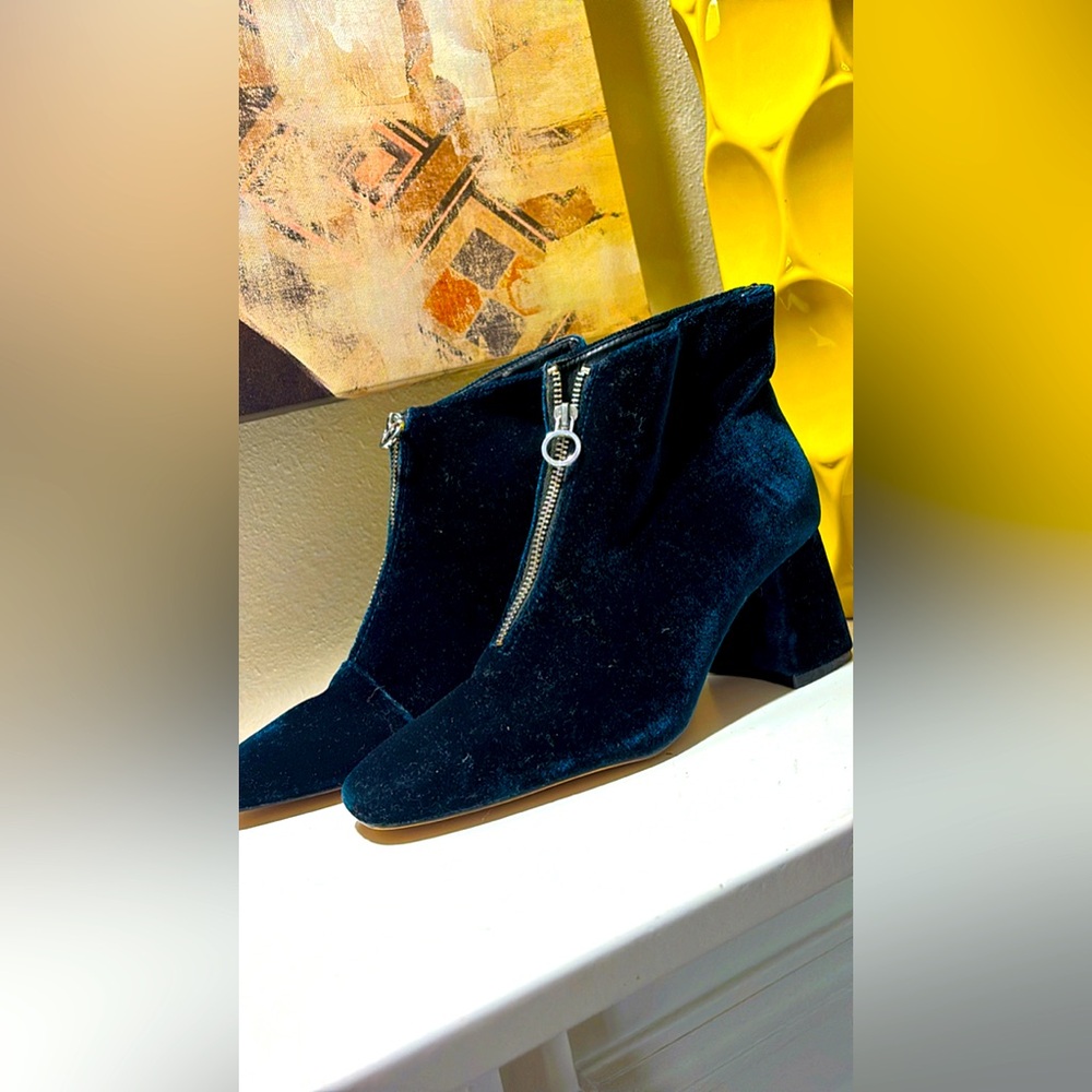 Chic Velvet Ankle Boots with Zipper - Black